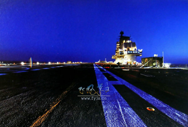 資料圖：夜間的遼寧艦。