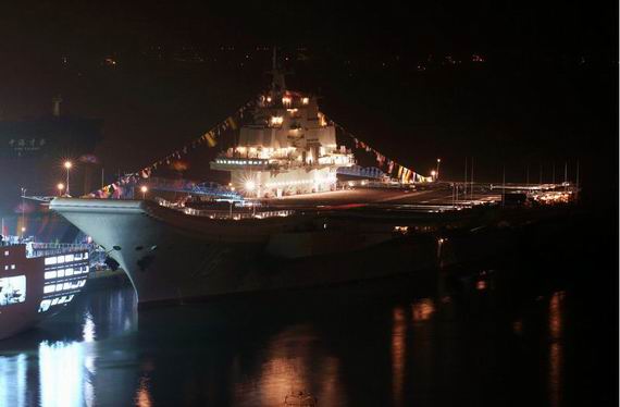 資料圖：夜間的遼寧艦。