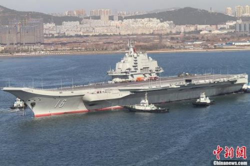 10月30日10時20分，中國航母“遼寧艦”?？吭谶|寧省大連港碼頭，完成了其正式交接入役后的首次出海。圖為當日向大連港碼頭駛入的“遼寧艦”。<a target=&apos;_blank&apos; href=&apos; align=
