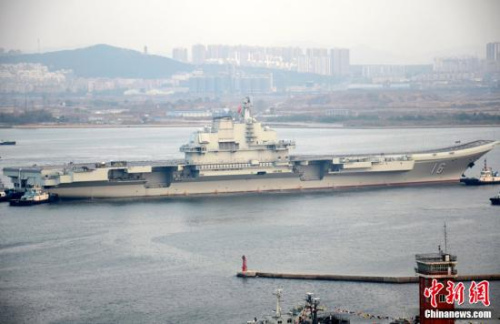 10月30日10時(shí)20分，中國(guó)航母“遼寧艦”?？吭谶|寧省大連港碼頭，完成了其正式交接入役后的首次出海。圖為當(dāng)日向大連港碼頭駛?cè)氲?#8220;遼寧艦”。<a target=&apos;_blank&apos; href=&apos; align=