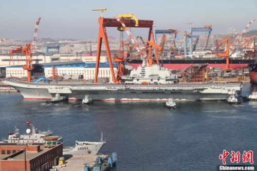 10月30日10時20分，中國航母“遼寧艦”停靠在遼寧省大連港碼頭，完成了其正式交接入役后的首次出海。圖為當日向大連港碼頭駛?cè)氲?#8220;遼寧艦”。<a target=&apos;_blank&apos; href=&apos; align=