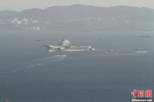 10月30日10時20分，中國航母“遼寧艦”?？吭谶|寧省大連港碼頭，完成了其正式交接入役后的首次出海。圖為當(dāng)日向大連港碼頭駛?cè)氲?#8220;遼寧艦”。<a target=&apos;_blank&apos; href=&apos; align=