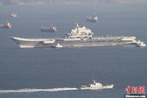 10月30日10時20分，中國航母“遼寧艦”?？吭谶|寧省大連港碼頭，完成了其正式交接入役后的首次出海。圖為當(dāng)日向大連港碼頭駛?cè)氲?#8220;遼寧艦”。<a target=&apos;_blank&apos; href=&apos; align=