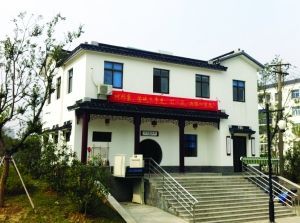 如果不是門前的標牌，很多人都會把這個公廁當作一幢別墅。蔣文龍 攝