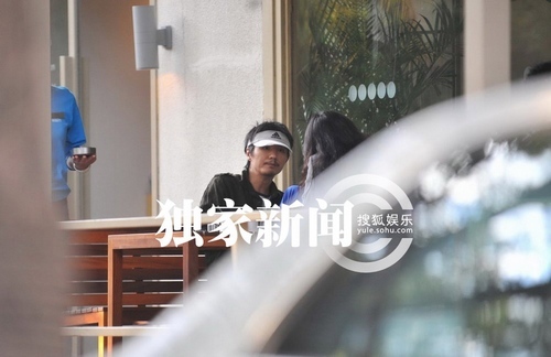 樸樹復出邋遢現(xiàn)身街頭 瞞著媳婦偷會長發(fā)美女