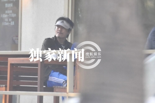 樸樹復出邋遢現(xiàn)身街頭 瞞著媳婦偷會長發(fā)美女