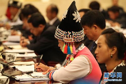 （十八大·花絮）（2）多姿服飾增彩盛會