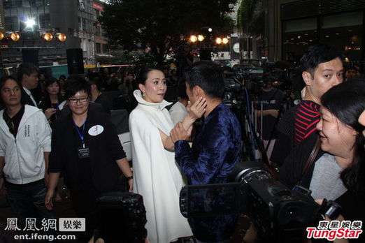 劉嘉玲露內(nèi)褲打手印贈慶 謝霆鋒否認(rèn)介入王菲婚姻