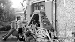 上海一所公辦幼兒園內(nèi)，老師看護(hù)著孩子們做游戲。 見習(xí)記者 劉彥朋 攝