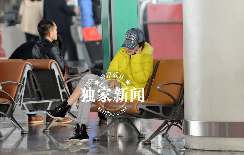 “好聲音”丁丁現(xiàn)身機(jī)場(chǎng)顯憔悴 瓜子皮亂扔無(wú)視環(huán)境