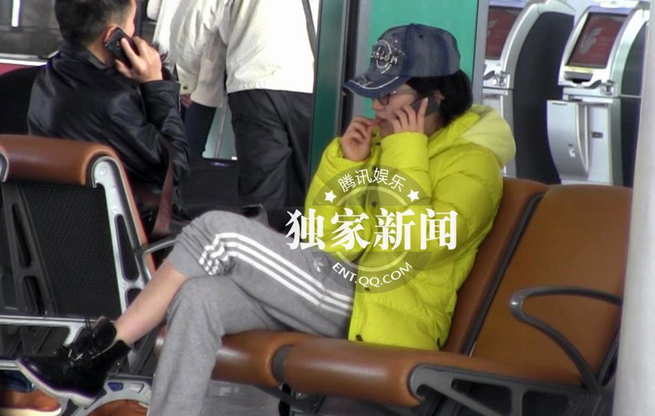 “好聲音”丁丁現(xiàn)身機(jī)場(chǎng)顯憔悴 瓜子皮亂扔無視環(huán)境