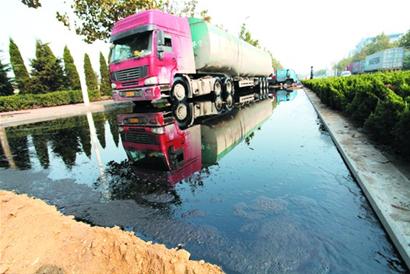 大型油罐車(chē)追尾致大量原油泄漏