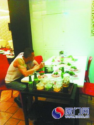 “豬肝哥”獨坐餐桌前，面前擺了5盤豬肝。