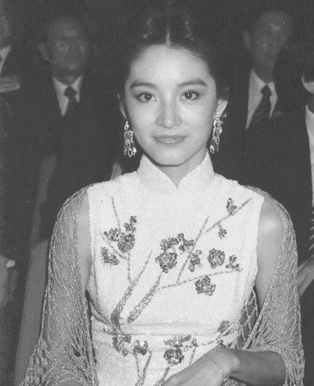 趙雅芝湯唯等眾一線女星演繹旗袍風(fēng)情 旗袍造型是慘是美眾說紛紜