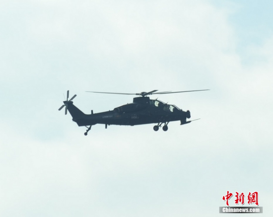 武直10現(xiàn)身珠海航展上空。陳海峰攝