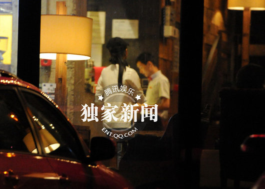 劉亦菲與閨蜜“夜談” 駕豪車(chē)同回別墅形影不分