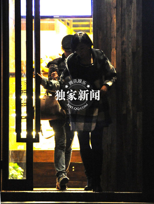 劉亦菲與閨蜜“夜談” 駕豪車(chē)同回別墅形影不分