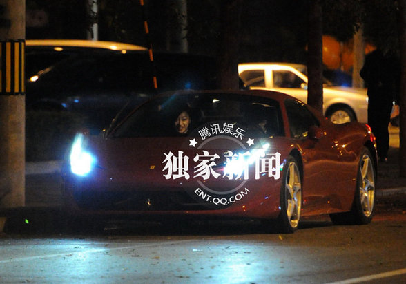 劉亦菲與閨蜜“夜談” 駕豪車(chē)同回別墅形影不分