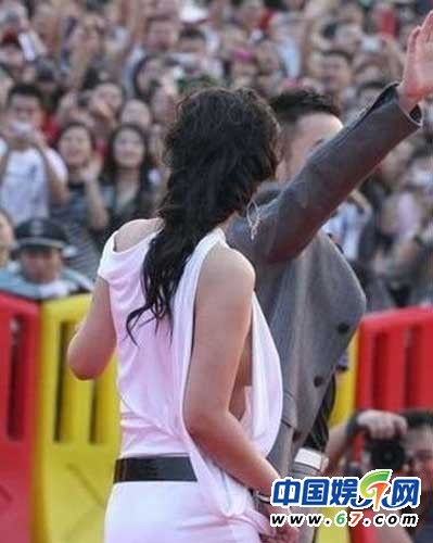 女星走紅毯選錯(cuò)禮服引來尷尬 走光真是擋都擋不住啊