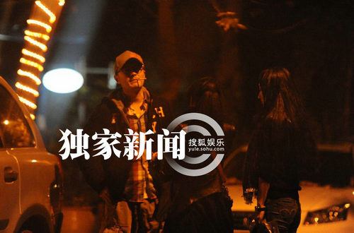 于小偉忘舊情攜手兩美女一同吃飯 抽煙耳語(yǔ)顯曖昧