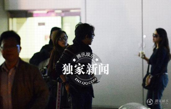 劉謙攜嫩模女友王希怡回京 機(jī)場(chǎng)瞄辣妹女友吃醋 劉謙攜嫩模女友王希怡回京 機(jī)場(chǎng)瞄辣妹女友吃醋