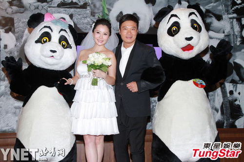 湯盈盈錢嘉樂特意在海洋公園裡的盈盈樂樂的見證下正式註冊
