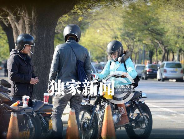 愛戴與神秘男騎機車狂飆出車禍 倒地不起電話求救