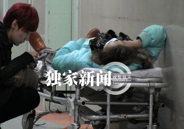 愛戴與神秘男騎機(jī)車狂飆出車禍 倒地不起電話求救