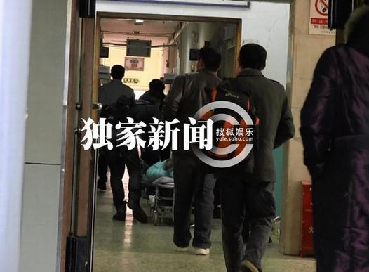 愛戴與神秘男騎機(jī)車狂飆出車禍 倒地不起電話求救