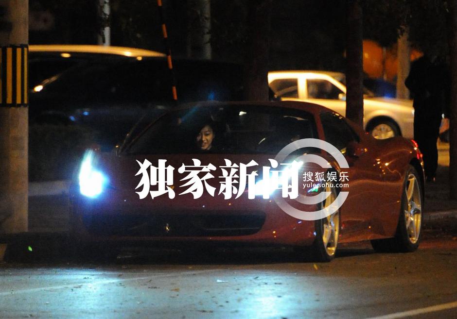 劉亦菲與閨蜜“夜談” 駕豪車(chē)同回別墅