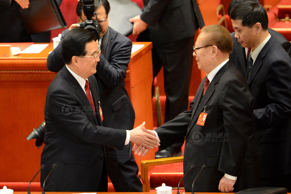 大會(huì)閉幕后，胡錦濤與江澤民握手。