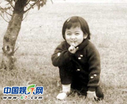 當(dāng)紅名嘴罕見(jiàn)童年萌照曝光 謝娜撒嬌賣(mài)萌歐弟天生性感厚唇