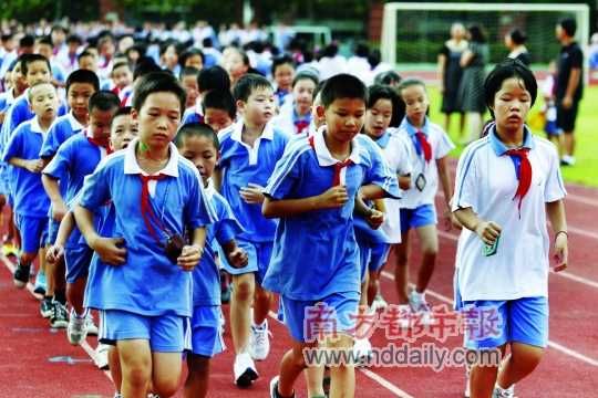 調(diào)查顯示深圳學(xué)生體質(zhì)逐年下降，跑步對不少學(xué)生來說不是一件輕松的事。南都記者 王子榮 攝