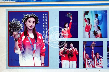 郭晶晶祖屋被拆祖墳荒蕪 曾低調(diào)返鄉(xiāng)祭祖立碑(組圖)