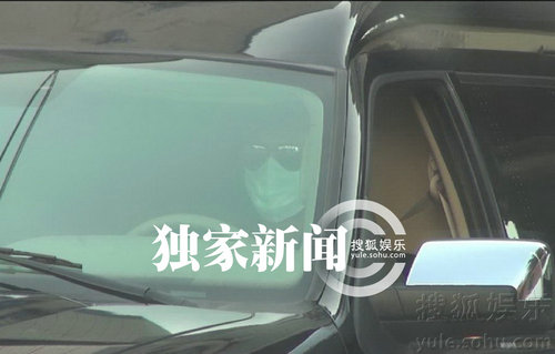 賈乃亮開(kāi)豪車接李小璐出院
