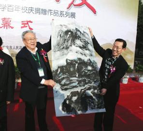 17日上午，曾擔(dān)任鄧小平辦公室警衛(wèi)秘書(shū)的張寶忠中將（左）向廣安市政府贈(zèng)送書(shū)畫(huà)作品。