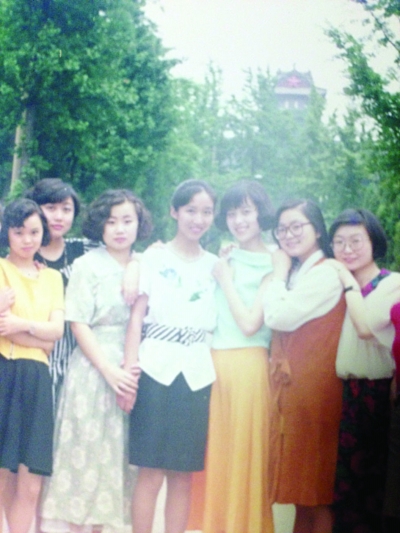 大學(xué)時(shí)代的華春瑩（右二）。