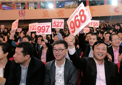 昨天，在央視2013年黃金資源廣告招標(biāo)競購大會現(xiàn)場，企業(yè)代表舉牌競標(biāo)。圖/CFP