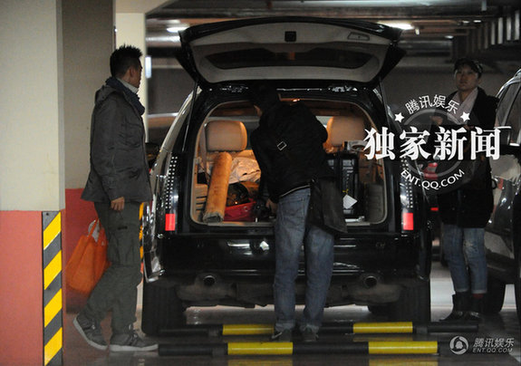王學(xué)兵深夜攜新女友回家