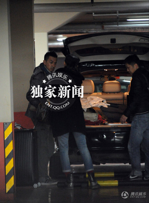 王學(xué)兵深夜攜新女友回家