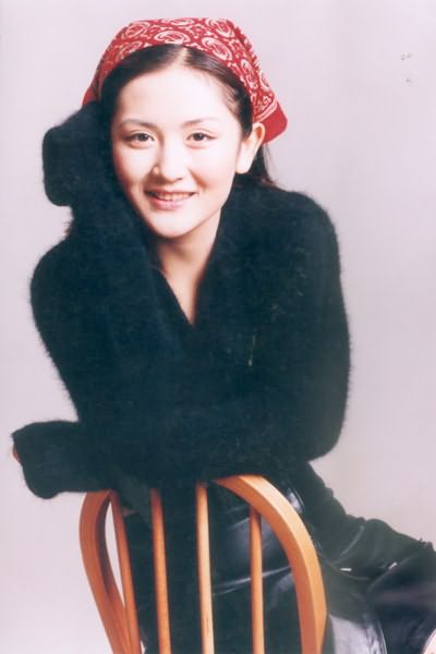 謝娜首次登臺(tái)照曝光 嬰兒肥如小胖妞眉清目秀