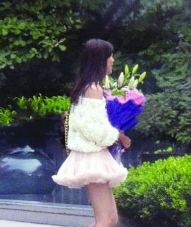 王學(xué)兵蜜戀張芊芊 小15歲新歡露肩同住曝光私照