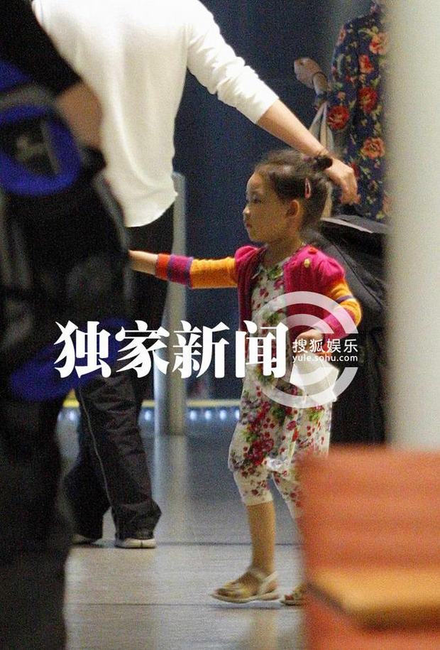 趙文卓攜妻帶女現(xiàn)身機(jī)場(chǎng) 妻子熱褲秀長(zhǎng)腿女兒可愛(ài)近照曝光