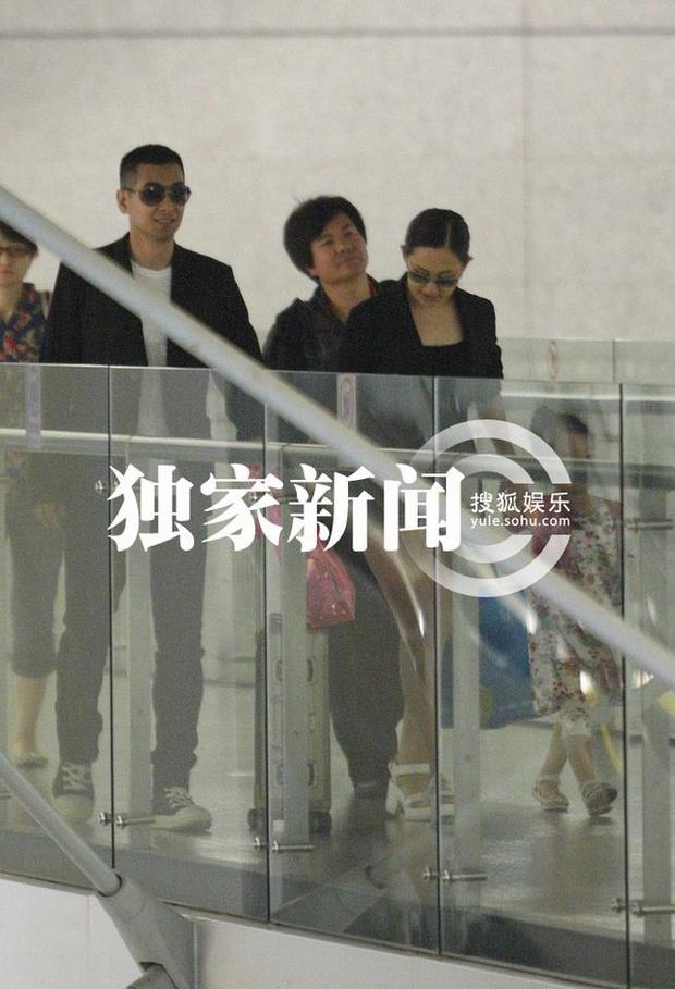 趙文卓攜妻帶女現(xiàn)身機(jī)場(chǎng) 妻子熱褲秀長(zhǎng)腿女兒可愛近照曝光