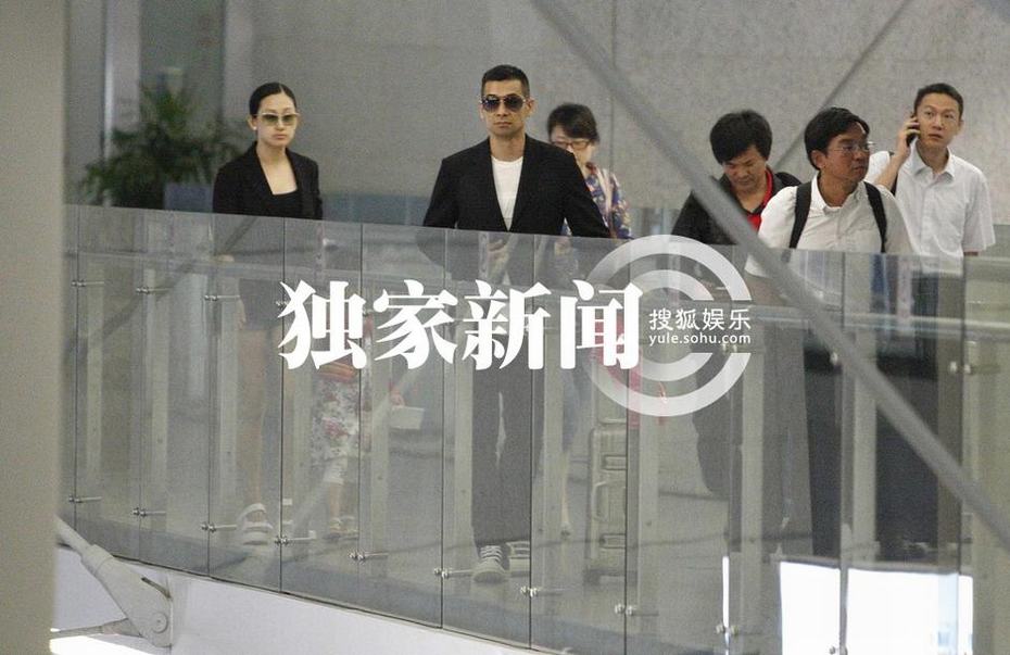 趙文卓攜妻帶女現(xiàn)身機(jī)場(chǎng) 妻子熱褲秀長腿女兒可愛近照曝光
