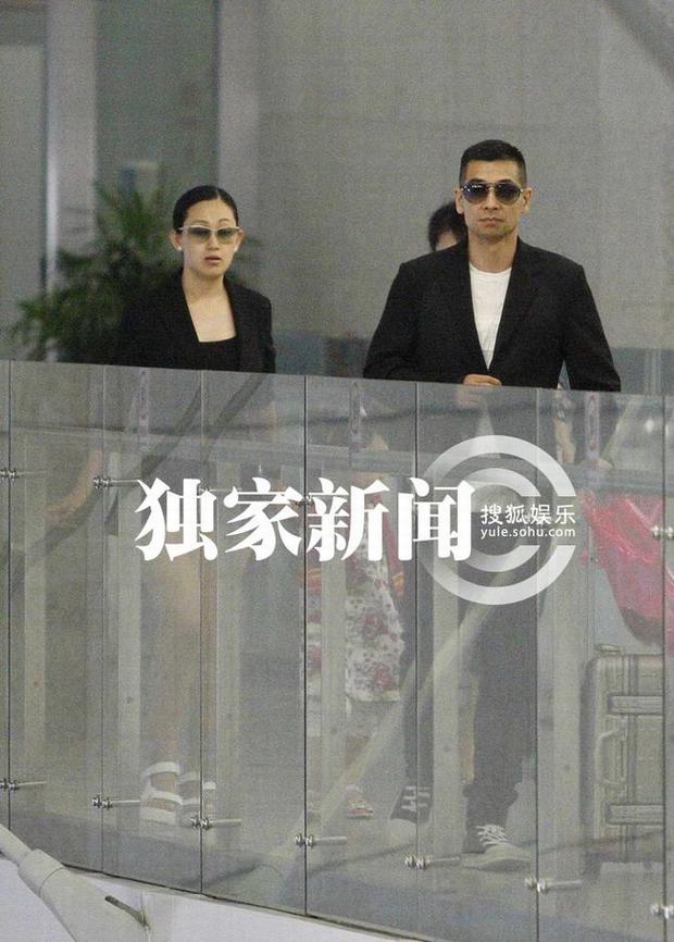 趙文卓攜妻帶女現(xiàn)身機(jī)場(chǎng) 妻子熱褲秀長(zhǎng)腿女兒可愛近照曝光