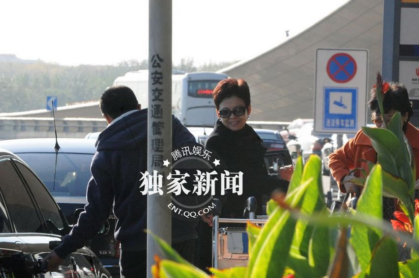 董文華回京神采奕奕 一路笑容滿(mǎn)面