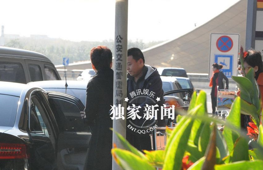 董文華回京神采奕奕 一路笑容滿(mǎn)面