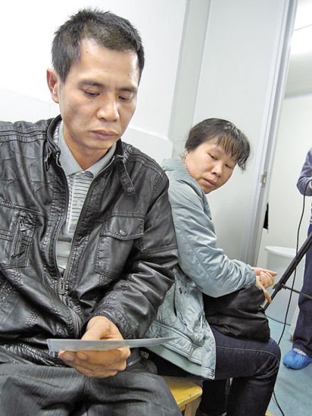 看著女兒的照片，吳文瑞夫婦悲從中來(lái)。