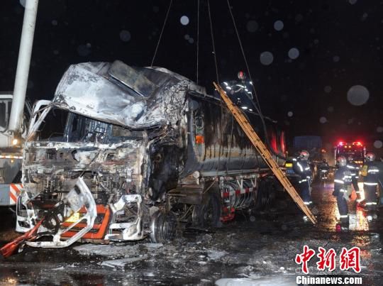 圖為消防官兵爬上油罐車查看情況，準備吊裝轉移肇事油罐車。。劉忠俊攝